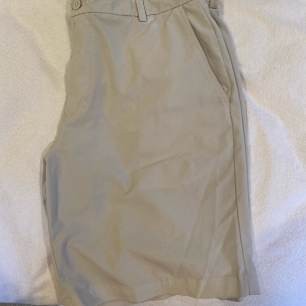 Khaki vineyard vines preformante shorts size 36